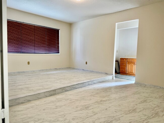 Building Photo - 2802 Valley Forest Dr