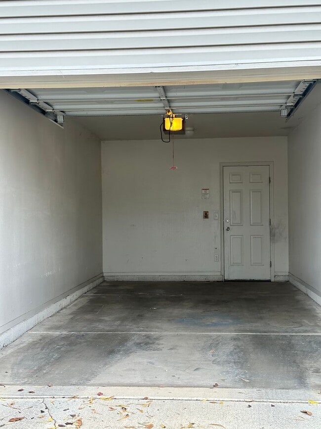 Building Photo - 2 bedroom, 2 bath apartment