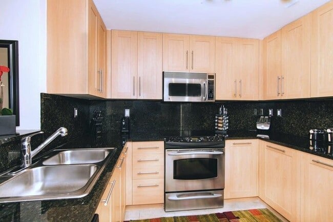 Building Photo - 511 SE 5 Ave