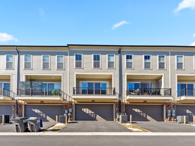 Building Photo - Stylish & Spacious Townhome in Ashburn’s S...