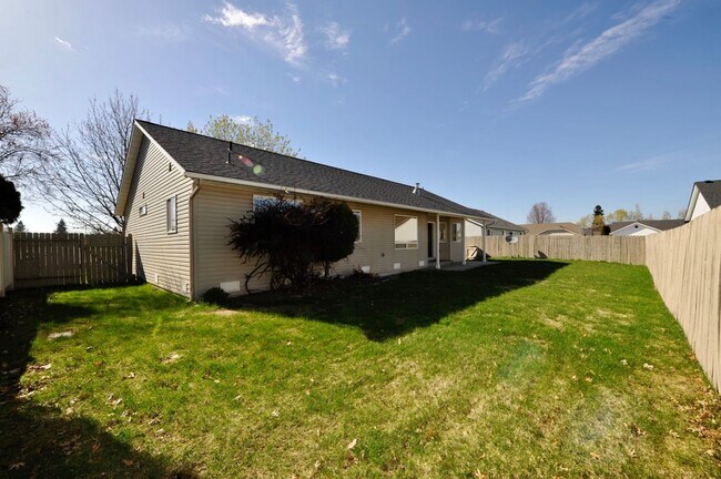 Building Photo - 3 bed 2 bath rancher with office