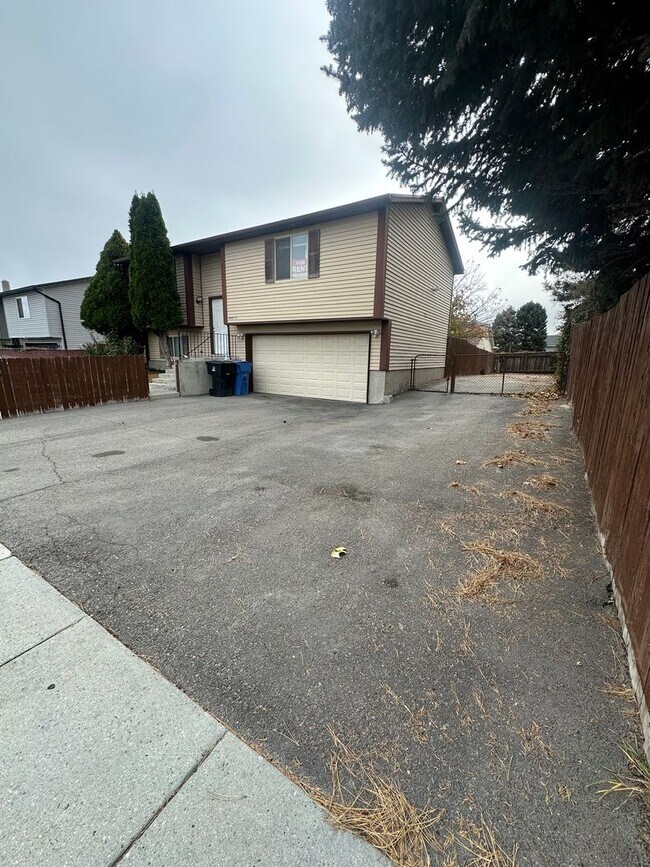 Building Photo - Beautiful 4-Bedroom, 2-Bath Home with Classic Layout and Large Yard