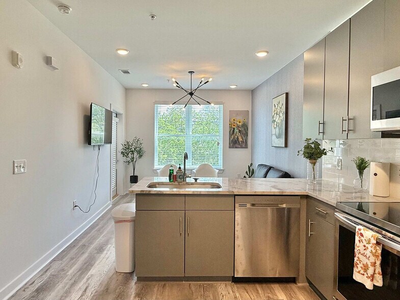 Building Photo - 525 Parkway Dr NE