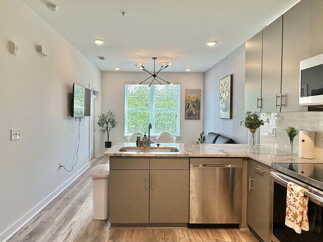 Building Photo - 525 Parkway Dr NE