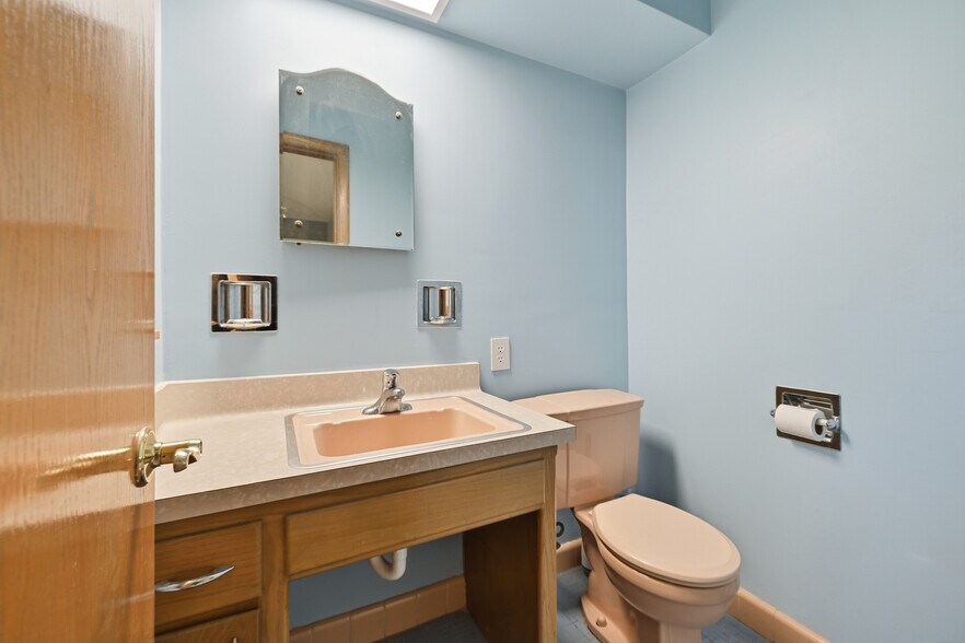 Building Photo - 728 N 74th St