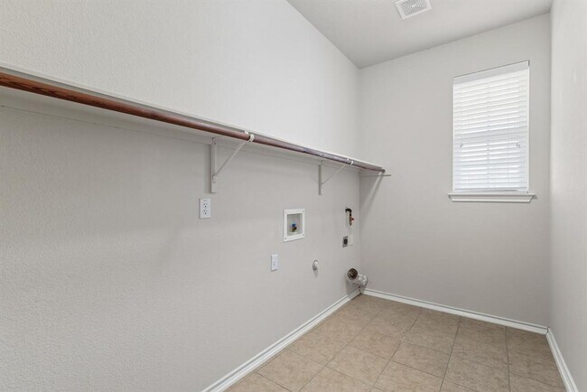 Building Photo - 125 Pine Cove