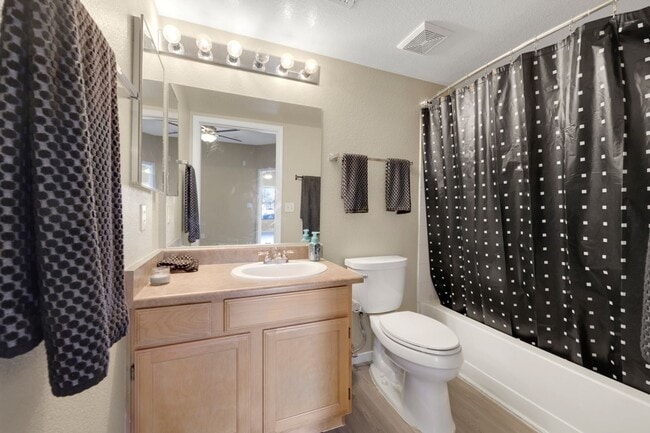 Building Photo - Bright Ground-Floor Condo in Gated Traverse Point with Pool & Spa Amenities