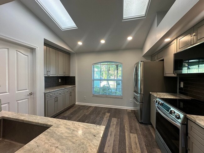 Building Photo - 1374 SE Concha St