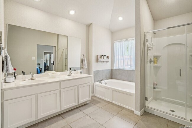 Building Photo - 633 Oleander Crk