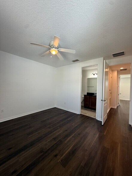 Building Photo - 2-bedroom, 2.5-bath townhome located in Ea...