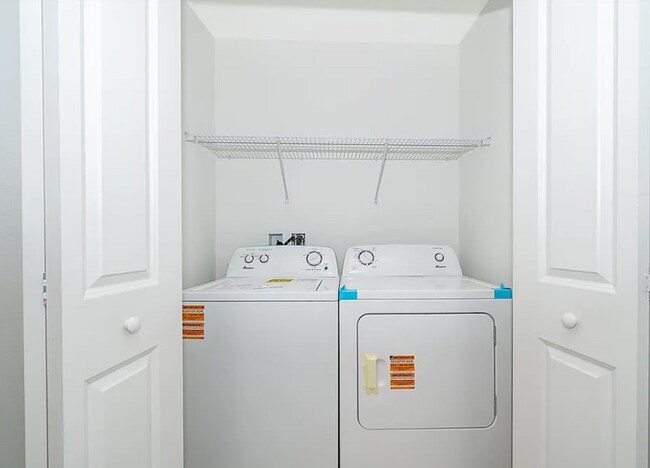 Building Photo - Top Floor Corner Unit – Brand New 3/2 Condo with Balcony in Millenia Park *** Only $1995/mo ***