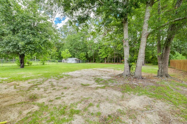 Building Photo - Freshly Painted 4 Bed Home on Huge Lot wit...