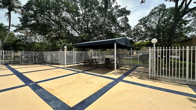 Building Photo - 450 Palm Cir W