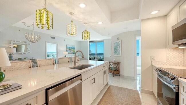 Building Photo - 800 N Tamiami Trl