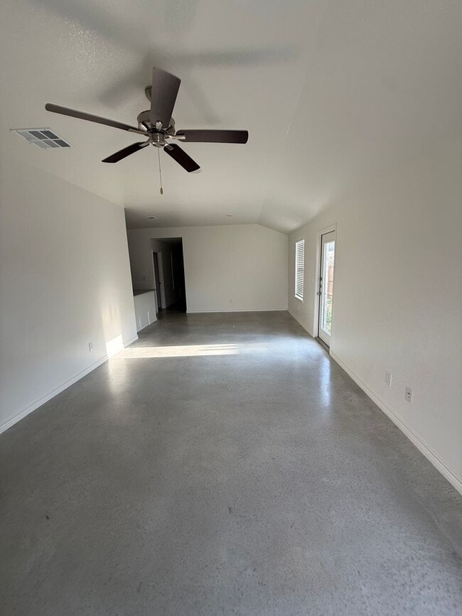 Building Photo - 121 Wind Ridge Dr