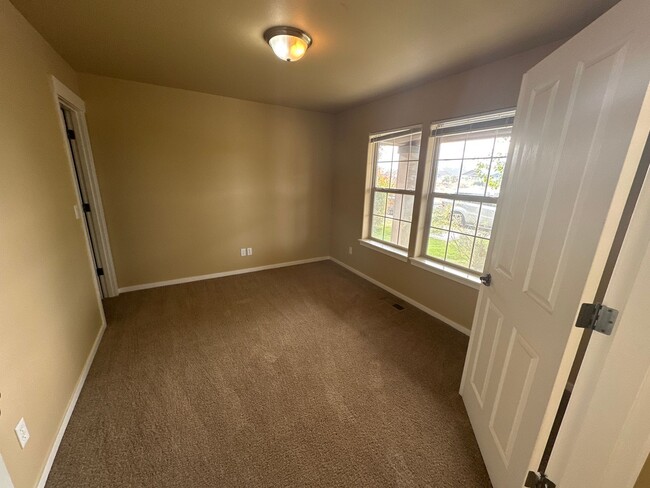 Building Photo - $500 Off 1st MONTH'S RENT, Eastside House,...