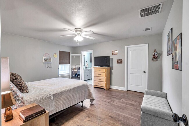 Building Photo - 705 E 95th St