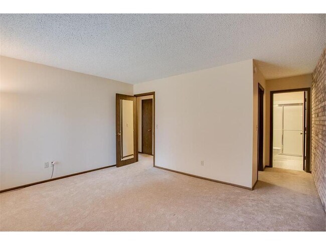 Building Photo - 1041 Zanzibar Ln N