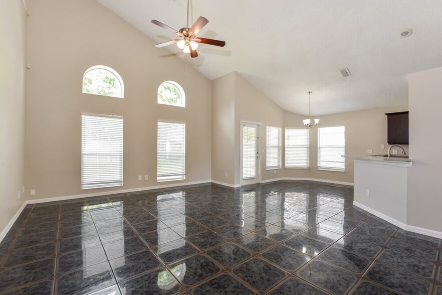 Building Photo - 2801 River Ridge Dr