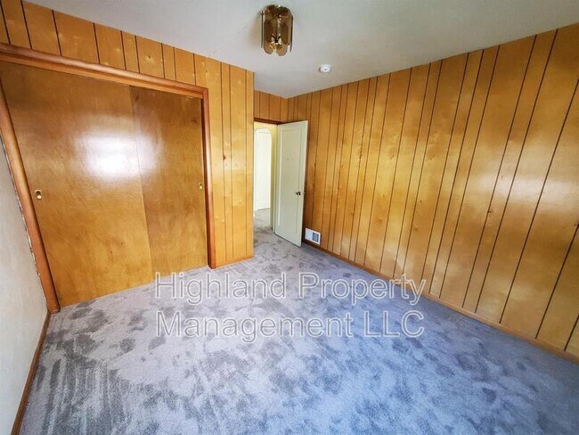 Building Photo - 152 SE Water St