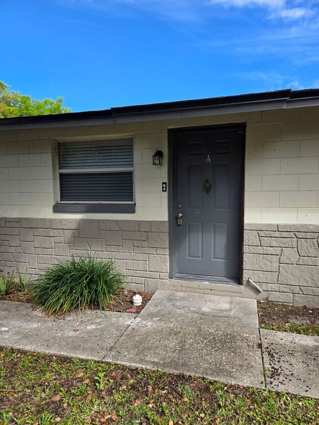 Building Photo - Affordable 2/1 Duplex Available Immediately!! Near I-4!