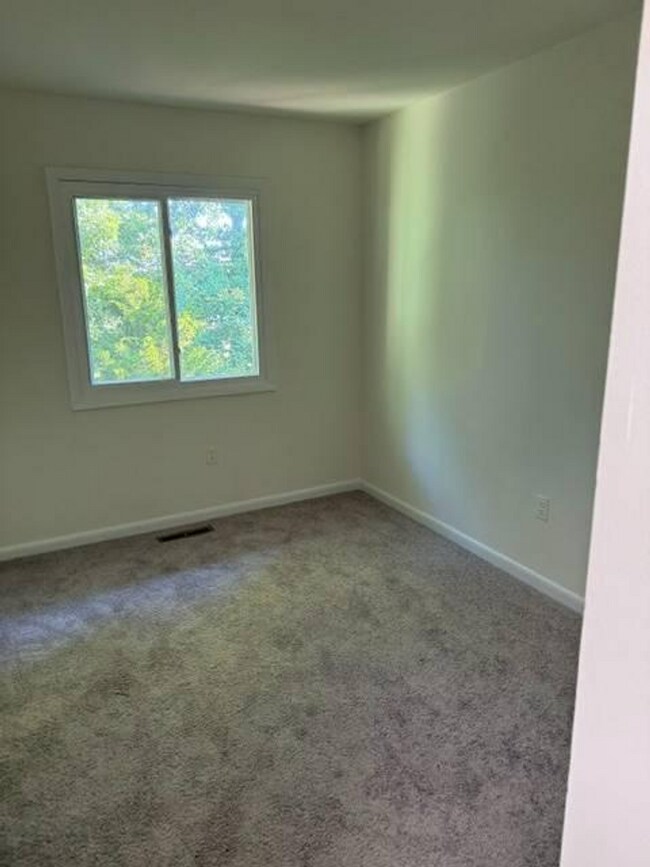 Building Photo - 18 Wayside Ct