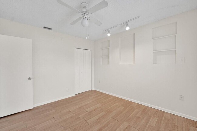 Building Photo - 3 BR / 3 BA + Patio + Parking AVAIL 8/1