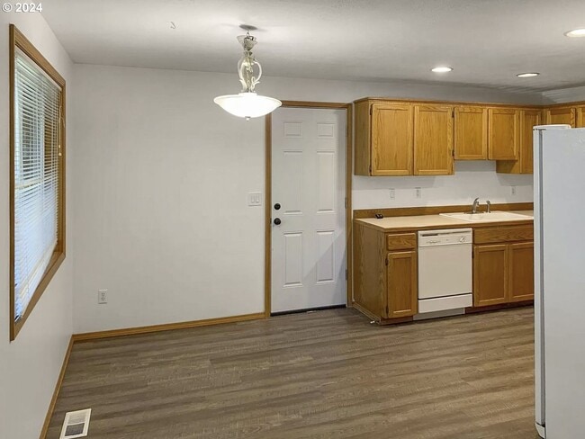 Building Photo - OR226