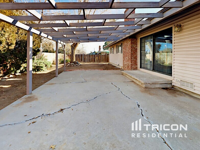 Building Photo - 1355 Royal Dr