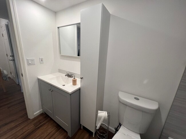 Building Photo - Renovated Top-Floor Condo in Prime Kirklan...