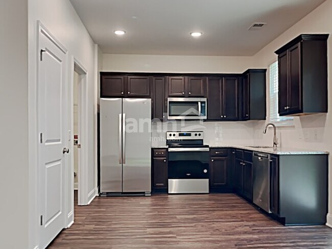 Building Photo - 608 W Lionel Rd