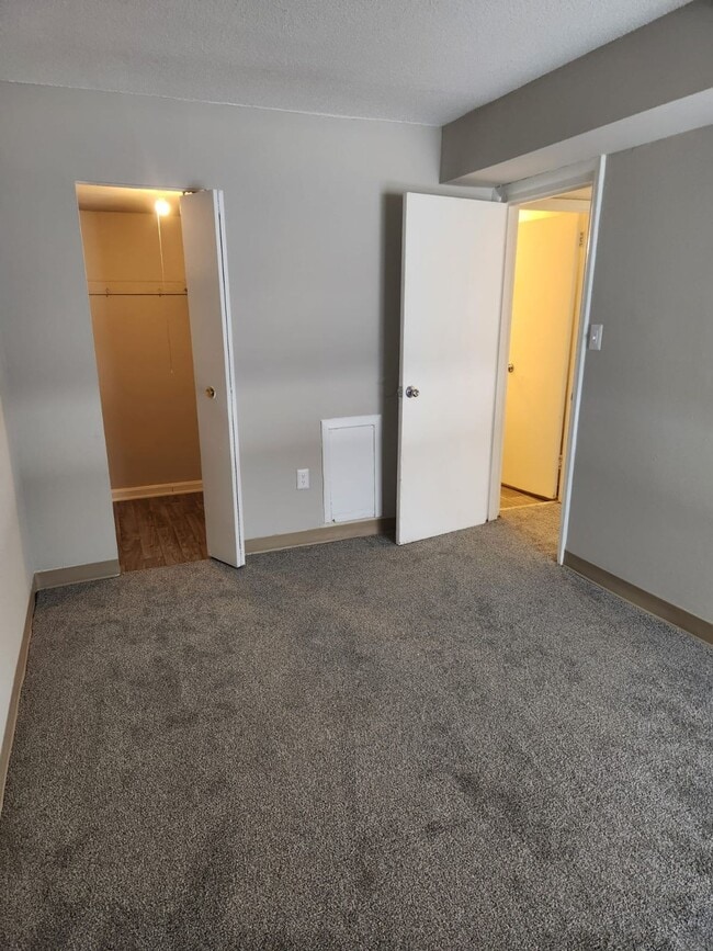 Building Photo - Spacious Two Bedroom Apartment Home Availa...