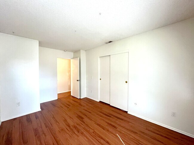 Building Photo - 3 bed, 2 bath located in Riverside!