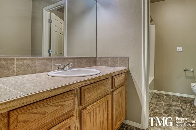 Building Photo - Gorgeous 4-bedroom Townhome with garage and washer / dryer in unit.