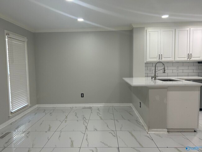 Building Photo - 2012 Fairway Hills Dr