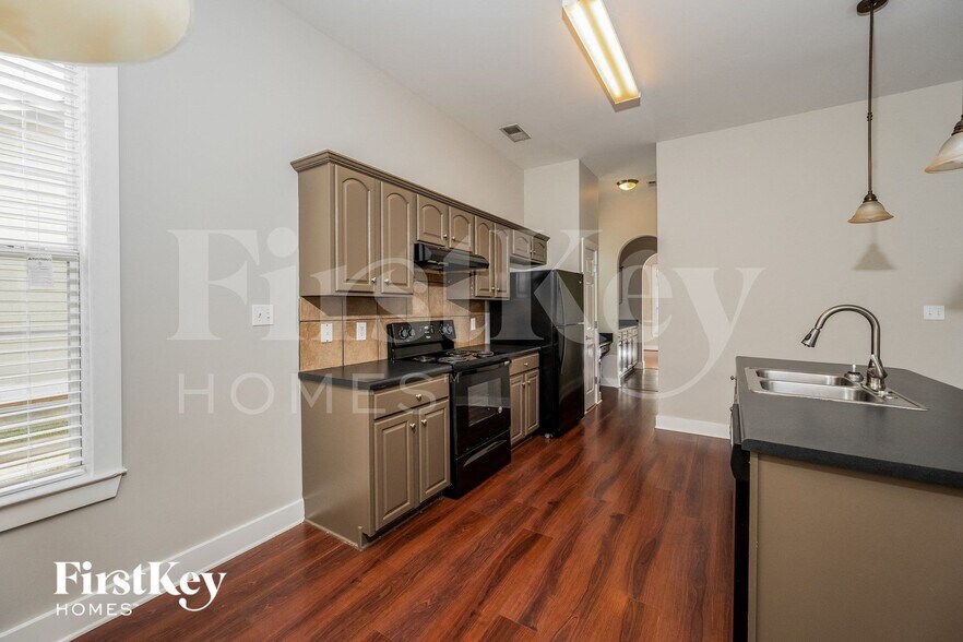 Building Photo - 4598 Clubview Dr