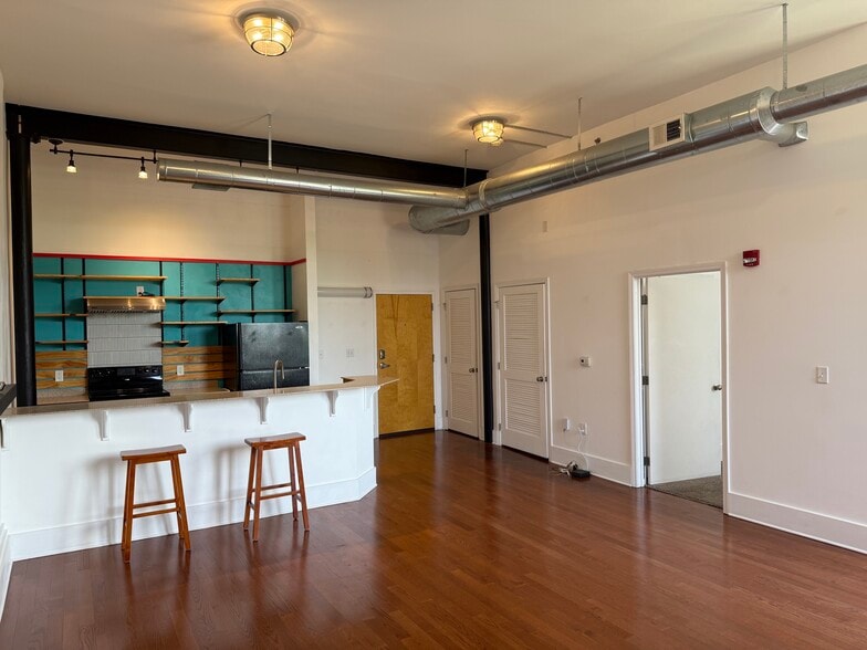 Building Photo - 130 E Glenwood Ave