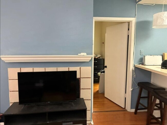 Building Photo - 806 W 24th St