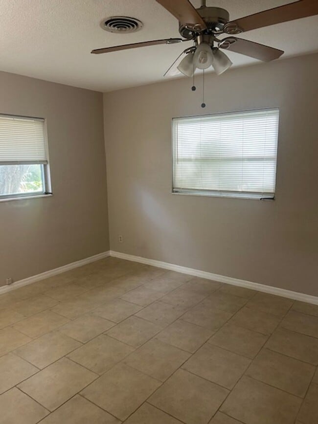 Building Photo - Beautifully landscaped 2/1/1 Jungle Prada ...