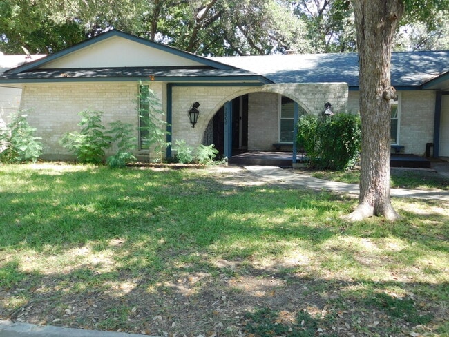 Building Photo - Three Bed/Two Both Home with Great Parking off Wurzbach and Vance Jackson.