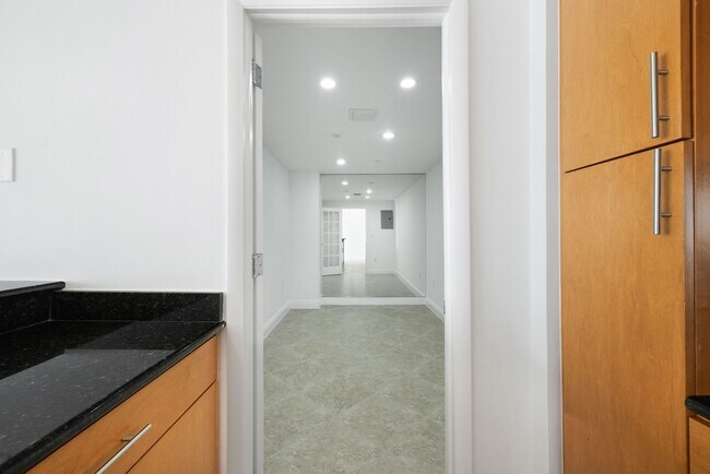 Building Photo - 10350 W Bay Harbor Dr