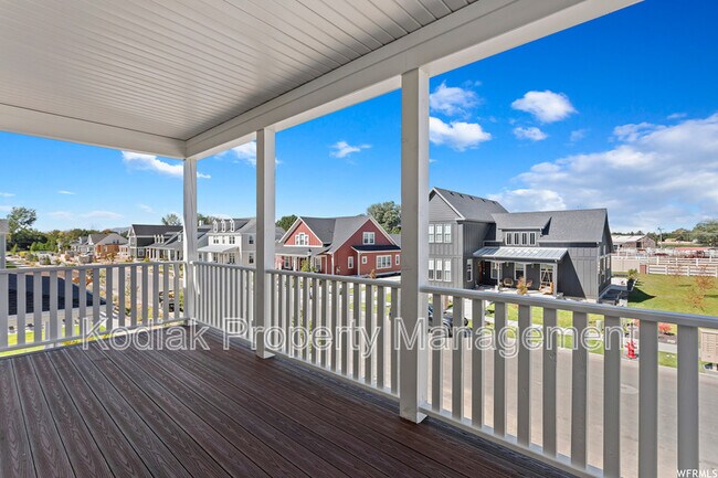 Building Photo - 991 Shoreline Dr