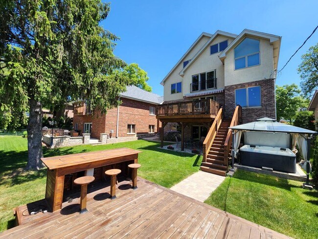 Building Photo - 611 S Oakwood Ave