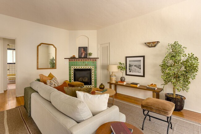 Building Photo - 2166 Beachwood Terrace