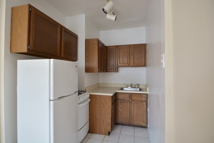 Building Photo - 516 W Melrose St