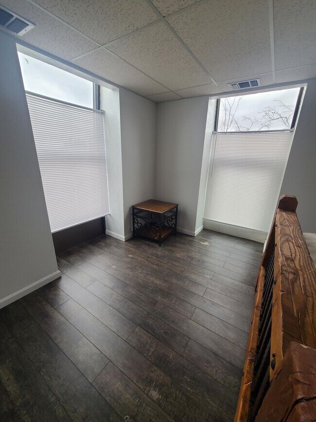 Building Photo - 17th St 6 Plex