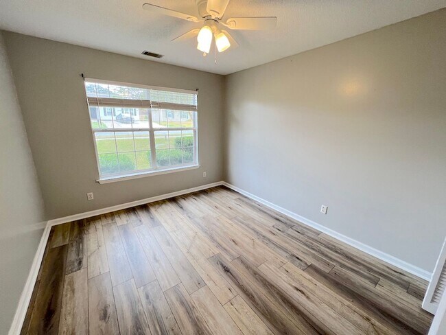 Building Photo - 3 BED | 2 BATH | NEWLY RENOVATED