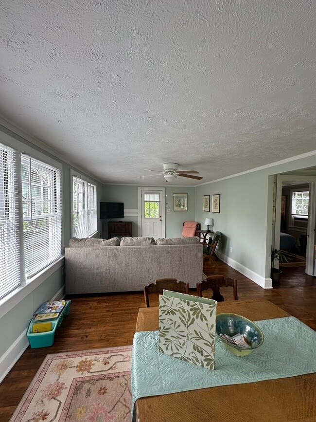 Building Photo - One Bedroom Garage Apartment in 5 Points!!