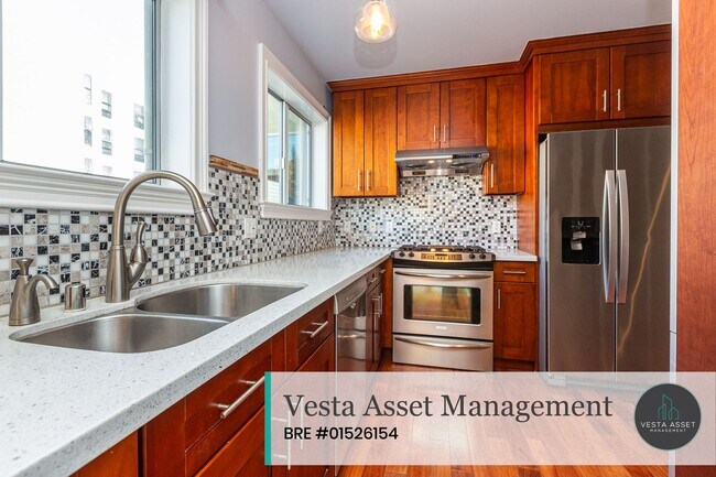 Building Photo - SPACIOUS TOP FLOOR 3 BED/2.5 BATH CONDO WI...