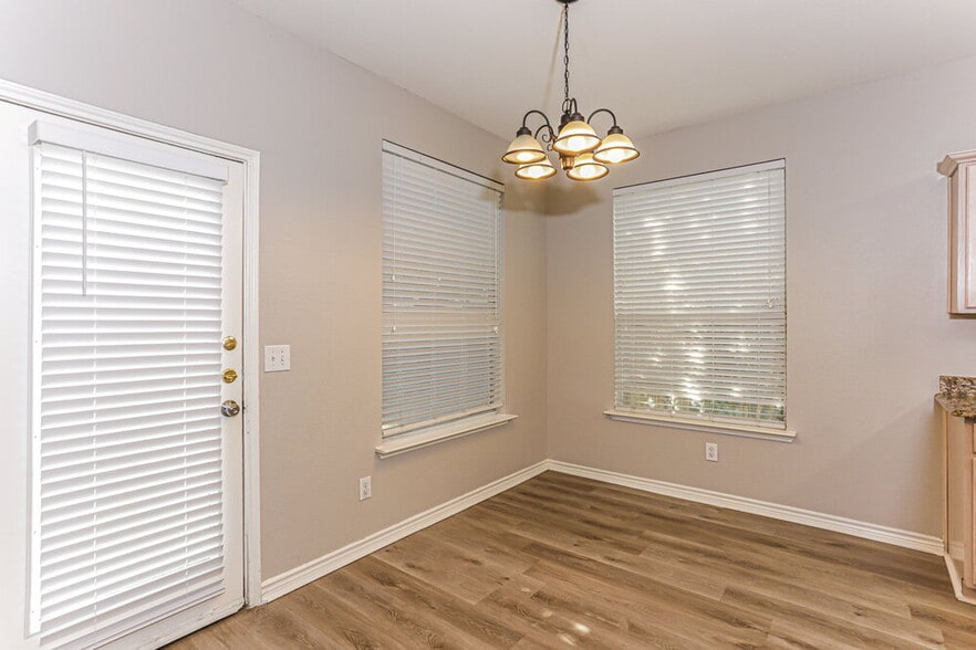 Building Photo - 1630 Redwood Dr